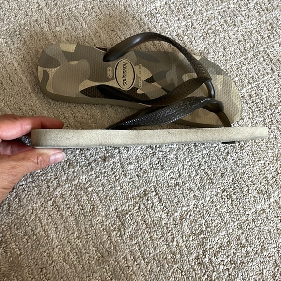 Like NEW Havaianas Gray Camo Flip Flops, Thongs, Grey Havaianas, size 6 - Picture 6 of 10